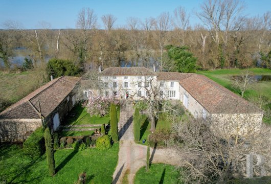 poitou-charentes - En Charente, aux portes d'Angoulême,  une demeure charentaise du 19e s., ses dépendances et sa piscine sur 3 ha de terrain arboré