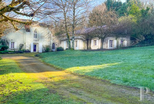 poitou-charentes - Dans la Vienne, à 20 min de Châtellerault et 30 min de Poitiers, une ancienne chapelle agrandie et reconvertie en maison familiale