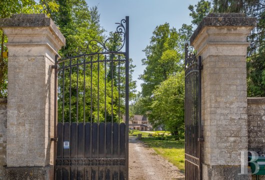 ile-de-france - En vallée de Chevreuse, un manoir bâti dans les années 1930 pour y recevoir le Tout-Paris,  son parc, sa piscine et ses dépendances
