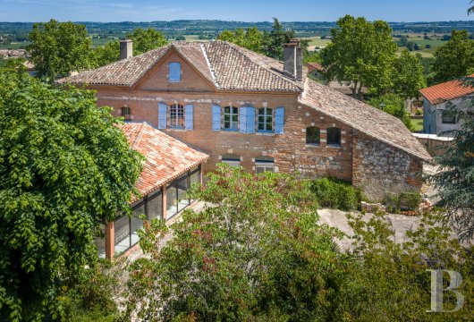 midi-pyrenees - En pays de Serres, un ancien relais de St-Jacques de Compostelle du 18e s. de style Louis XV, son parc de 1 ha et son jardin secondaire