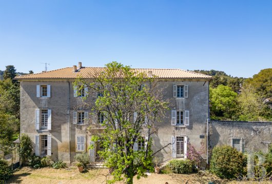 languedoc-roussillon - À Villeneuve-lès-Avignon, en pleine campagne, une maison de maître d'époque Directoire  à réveiller en totalité, avec orangerie, piscine et jardin