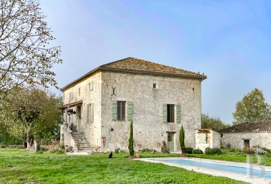 midi-pyrenees - An old, well-restored dwelling with a pool, guesthouse, barn and looseboxes, tucked away among hills in a hamlet in France’s Tarn-et-Garonne department