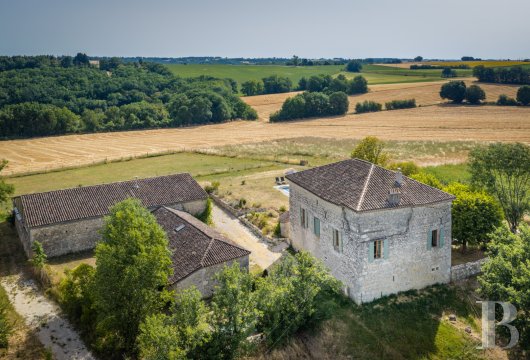 midi-pyrenees - An old, well-restored dwelling with a pool, guesthouse, barn and looseboxes, tucked away among hills in a hamlet in France’s Tarn-et-Garonne department