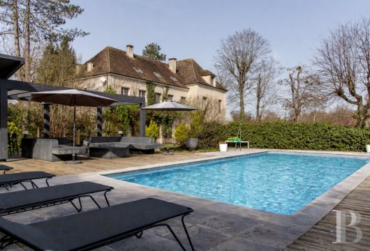 ile-de-france - A 600-m² residence, in the heart of Montfort-l’Amaury, with eight bedrooms, a walled garden and a swimming pool