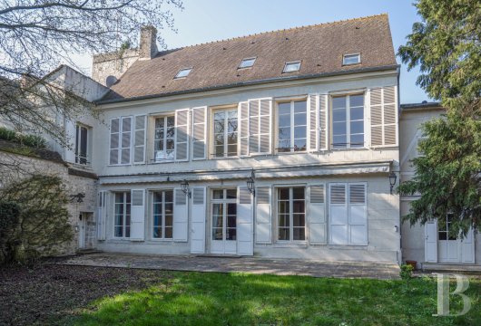 picardie -  À Compiègne, proche du château, un hôtel particulier du 18e s., entre cour et jardin  et ses deux places de garage