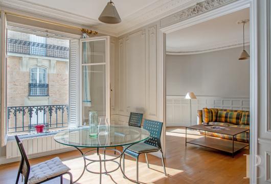 ile-de-france - Rue Huysmans, au 4e étage d’un immeuble Art nouveau, un appartement de 70 m² aux décors intacts