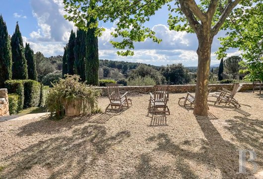 provence-cote-dazur - Proche des gorges du Verdon, dans les collines varoises,  une ancienne bergerie du 19e s. agrandie, dans un parc d'1,7 ha jalonné de pins et d'oliviers