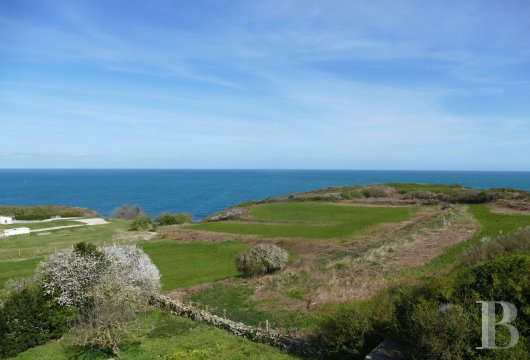 bretagne - Sur la côte d’Émeraude, proche du centre et des plages,  une villa contemporaine avec vue mer et près de 3000 m² de terrain