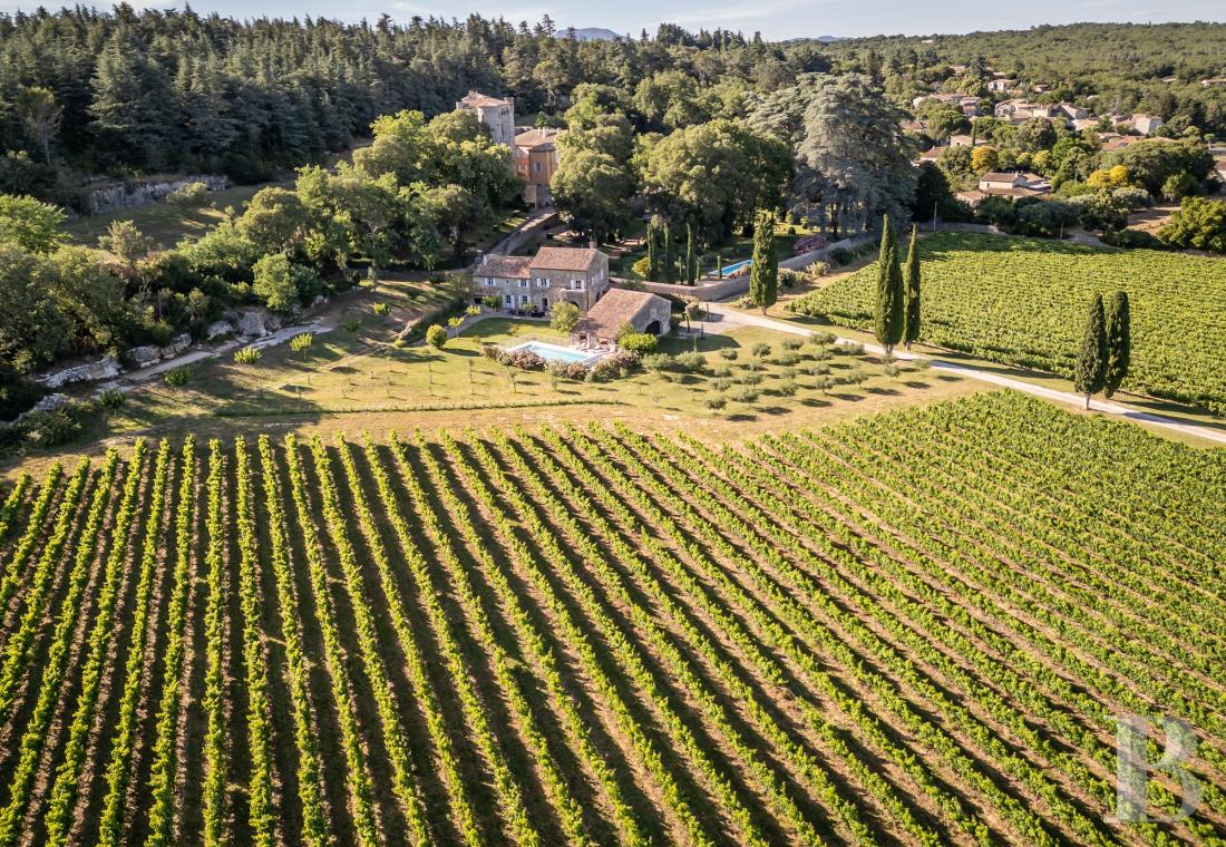 A former 17th-century farmhouse in the shadow of a chateau, in Saint-Alban-Auriolles in the Ardèche - photo  n°2