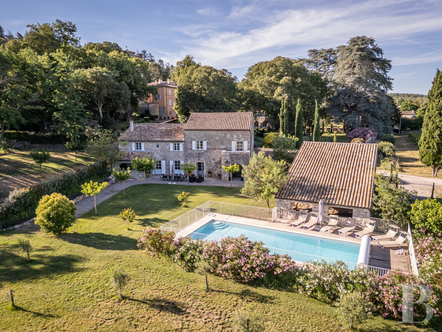 A former 17th-century farmhouse in the shadow of a chateau, in Saint-Alban-Auriolles in the Ardèche - photo  n°1