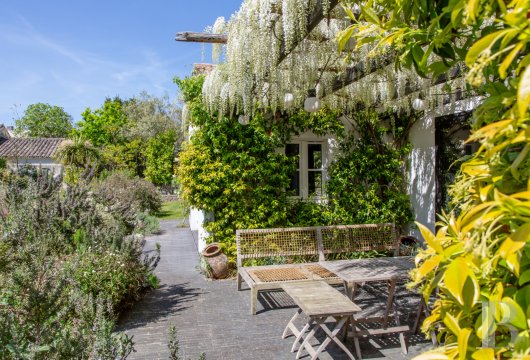 poitou-charentes - Aux Portes-en-Ré, une villa contemporaine d’inspiration rétaise  de plus de 300 m², sa piscine et sa salle de sport