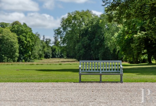 Dans le Perche, un fier château du 18e s. entièrement restauré,  ses vastes dépendances et son parc à l'anglaise