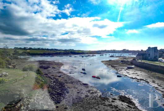 bretagne - À Lanildut, proche du port de plaisance et face à la mer,  une grande maison de caractère, avec six chambres, jardin et dépendance