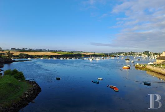 brittany - A large charming dwelling with six bedrooms, a garden  and outbuilding, near the marina and facing the sea in Lanildut