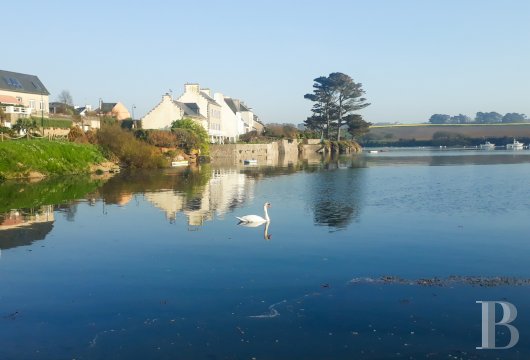 bretagne - À Lanildut, proche du port de plaisance et face à la mer,  une grande maison de caractère, avec six chambres, jardin et dépendance