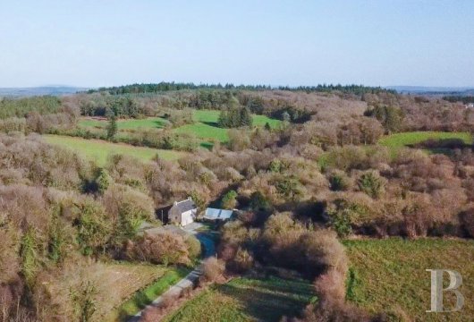 bretagne - Près de Guerlesquin, dans la campagne du Trégor, une ancienne ferme avec dépendances sur plus de 17 ha