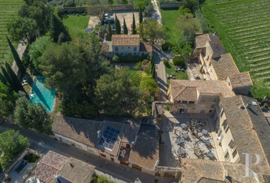 languedoc-roussillon - Entre Avignon, Uzès et Nîmes, une bégude, ancien relais de poste du 16e s., son oliveraie et son vignoble sur 5 ha