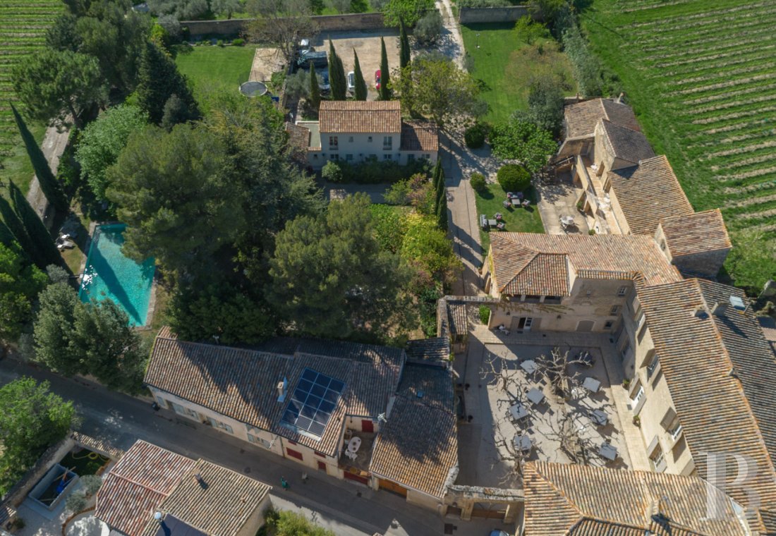 demeures &agrave; vendre - languedoc-roussillon - Entre Avignon, Uzès et Nîmes, une bégude, ancien relais de poste du 16e s., son oliveraie et son vignoble sur 5 ha