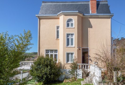 rhones-alpes - Dans le Beaujolais vert, dans un village proche du lac des sapins,  une maison de maître de 190 m² du début du 20e s. sur un terrain de 3 440 m²