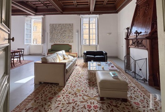 provence-cote-dazur - A bright, entirely renovated, 140-m² apartment, in Avignon, in a former Renaissance palace boasting remarkable ceilings with emblazoned closures