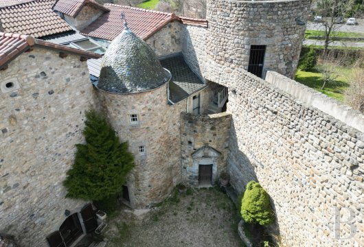 languedoc-roussillon -  En Lozère, dans la région du Gévaudan,   une demeure fortifiée du 15e s. formant les remparts d'une cité médiévale