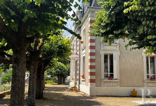 center-val-de-loire - Dans la vallée du Cher, en position dominante, une maison de maître de 1900, sa maison de gardien et son parc de 6000 m²