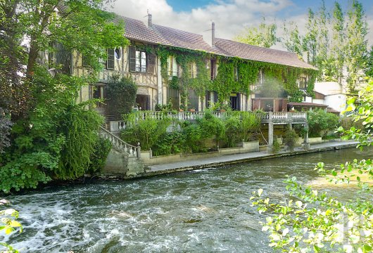 upper-normandy - À quelque 100 km de Paris, dans une presqu'île, une vaste demeure, sa serre et son appartement indépendant