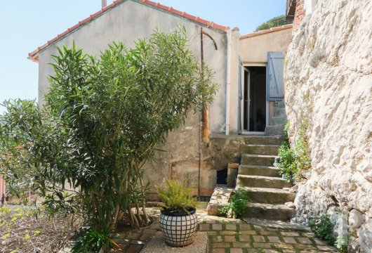 character properties France provence cote dazur   - 17
