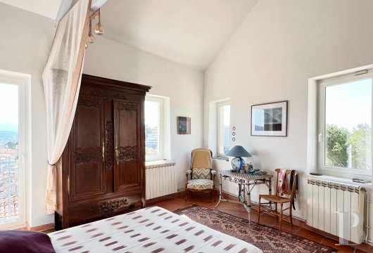 character properties France provence cote dazur   - 10