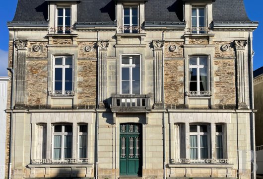 pays-de-loire - Entre Angers et Rennes, dans une cité historique de l'Anjou, une maison de maître, ses dépendances et son jardin