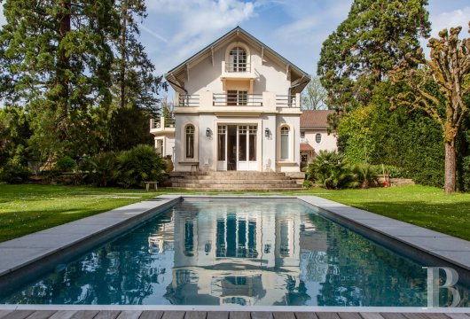 paris - À Jouy-en-Josas, quartier des Metz, une propriété de la fin du 19e s., avec ses deux maisons, sa piscine et son parc de 1 ha