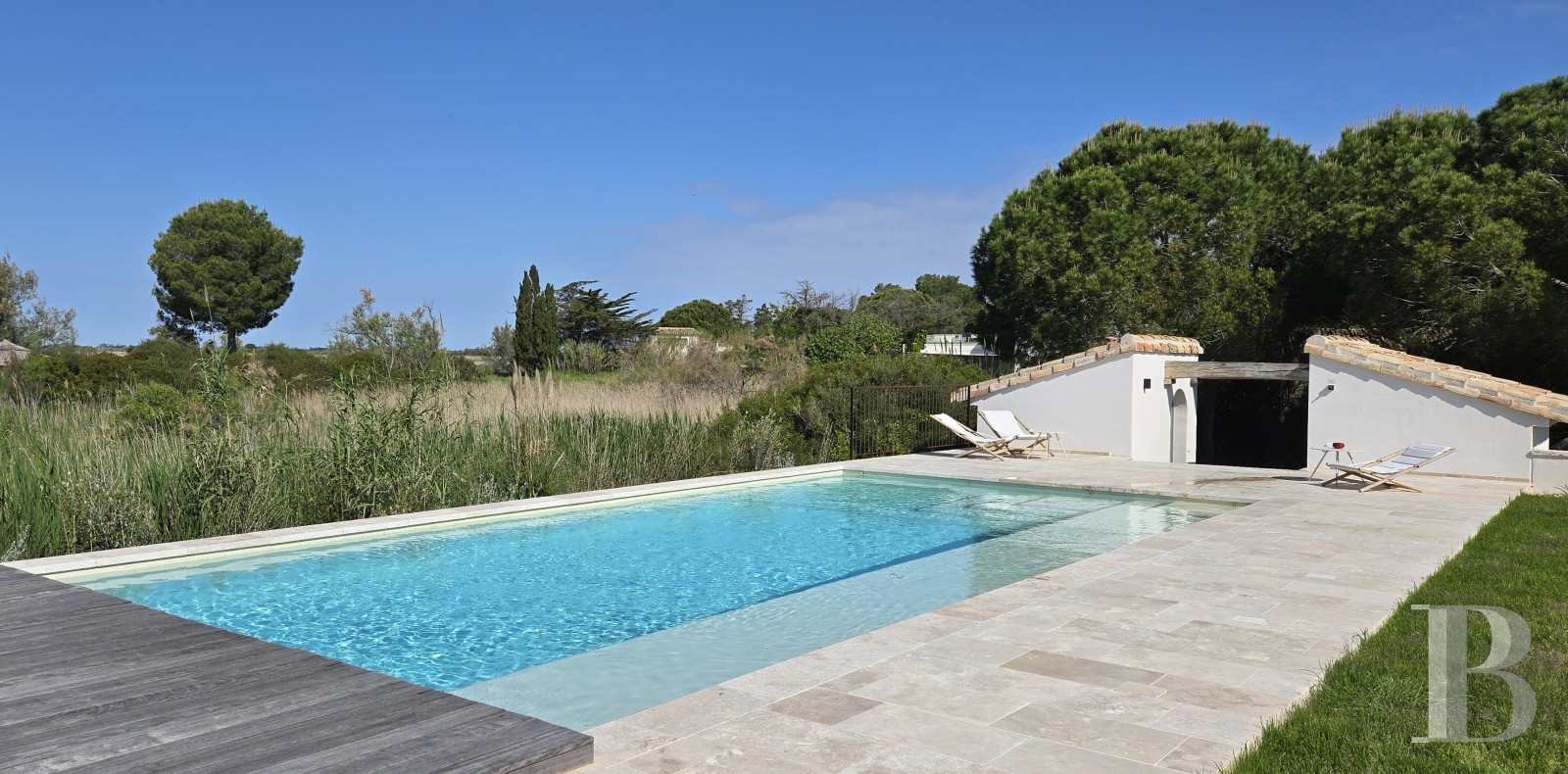 A farmhouse set amidst the marshes north of Saintes-Maries-de-la-Mer, in the Camargue - photo  n°3