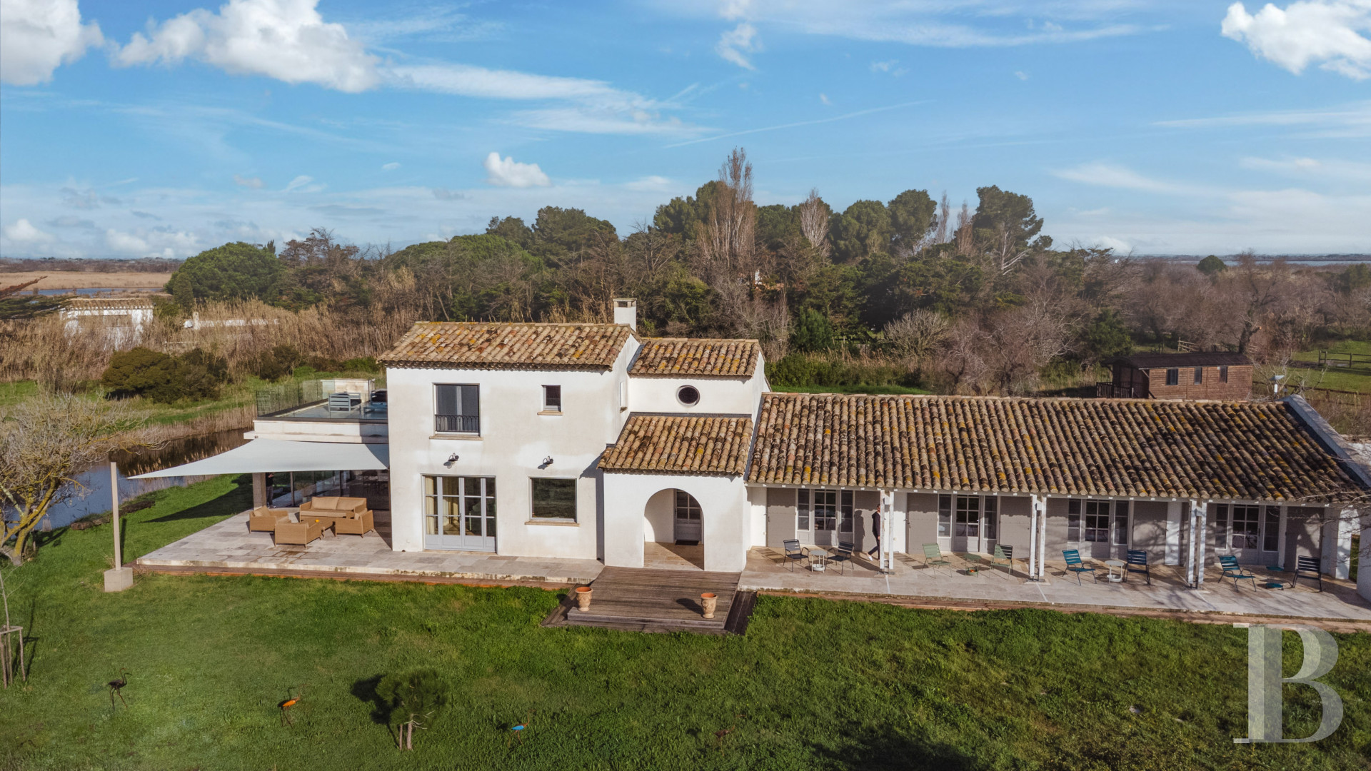 A farmhouse set amidst the marshes north of Saintes-Maries-de-la-Mer, in the Camargue - photo  n°16