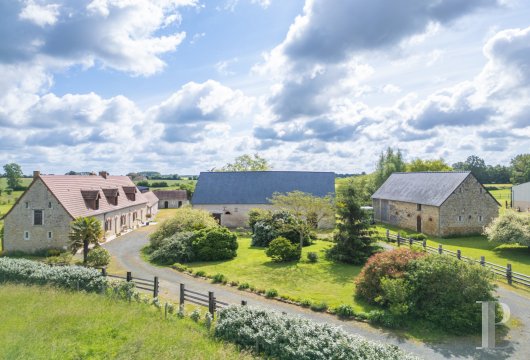 pays-de-loire - Au sud de la Sarthe, entre La Flèche et Sablé, sur plus de 3 ha, une ancienne ferme restaurée avec dépendances et installations équestres
