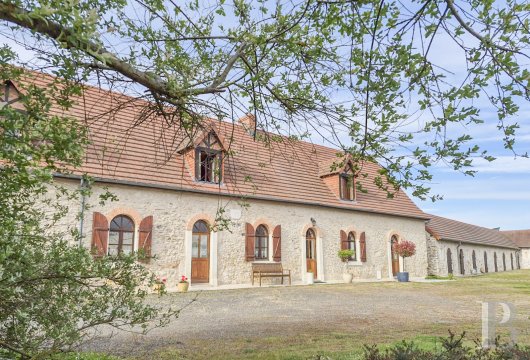 pays-de-loire - Au sud de la Sarthe, entre La Flèche et Sablé, sur plus de 3 ha, une ancienne ferme restaurée avec dépendances et installations équestres