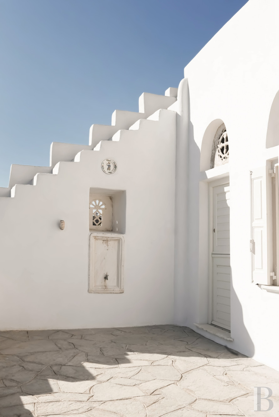 À Tinos, dans les Cyclades, une maison du 17e siècle tout de blanc vêtue - photo  n°3
