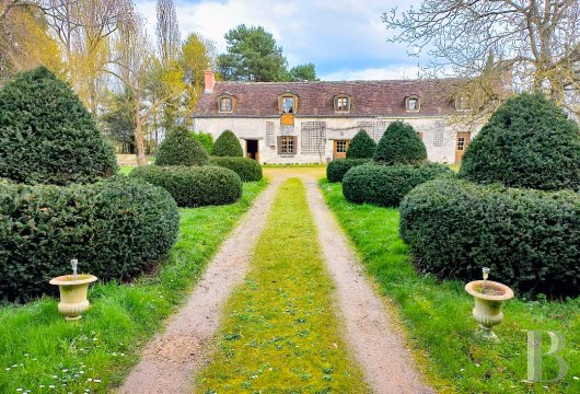 center-val-de-loire - À 20 min de Tours et à quelques kilomètres d'une ville recherchée,  une longère du 18e s. et ses dépendances, sur près de 5 ha de terres
