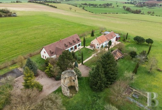 bourgogne - Dans le Nivernais, à 2 h de Paris, un corps de ferme constitué de deux logis d'habitation,  dépendance et vestiges d'un ancien moulin du 16e s. 