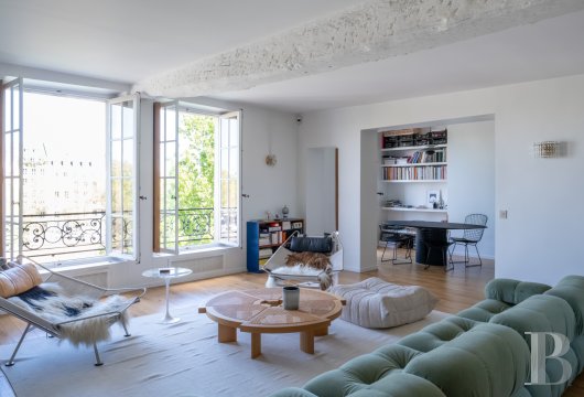paris - Dans un hôtel du 17e s., sur les quais de l'île Saint-Louis,  un appartement rénové, au surplomb de la Seine