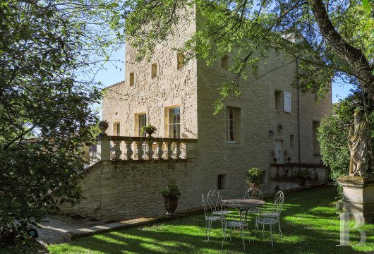 languedoc-roussillon - À Uzès, à 200 m de la place aux Herbes, une ancienne magnanerie transformée en demeure de caractère, avec son jardin clos et sa vue sur le Duché