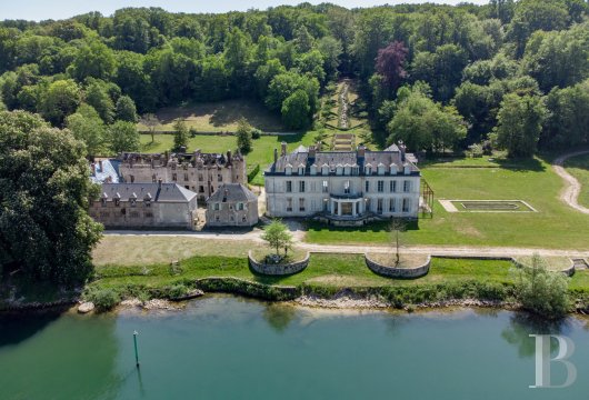 ile-de-france - A remarkable 18th-century chateau in 27 hectares of parkland, opposite the River Seine,15 minutes from Fontainebleau