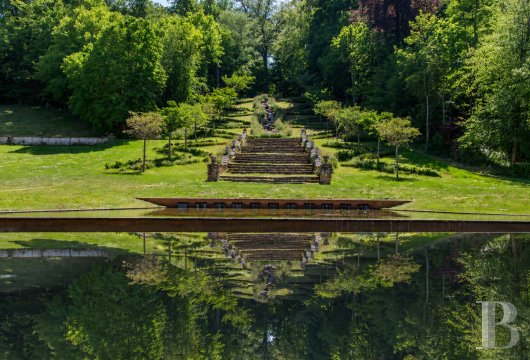 À 15 min de Fontainebleau,  face à la Seine, un remarquable château du 18e s. et son parc de 27 ha 