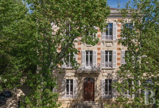 paca - Dans le centre de Salon-de-Provence, entouré d'un parc d'environ 2000 m²,  une maison de maître du 19e s. de 500 m², rénovée en bureaux et appartements