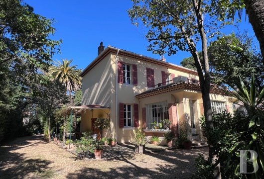provence-cote-dazur - Au Pradet, près des plages et commerces, une bastide 19e s. et sa maison d’amis,
 sur un terrain de plus de 3 200 m² avec palmiers et pins centenaires