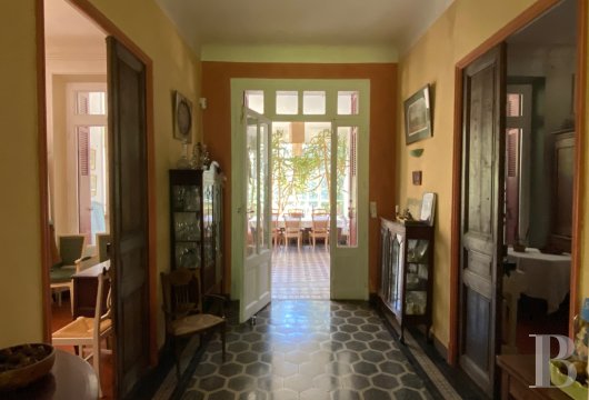 character properties France provence cote dazur   - 12