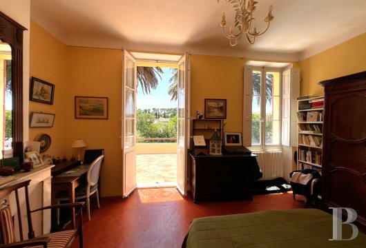character properties France provence cote dazur   - 15