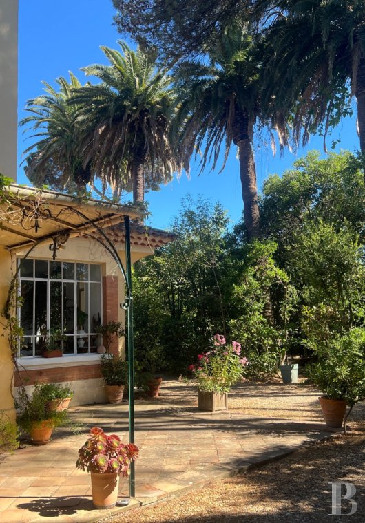 character properties France provence cote dazur   - 5