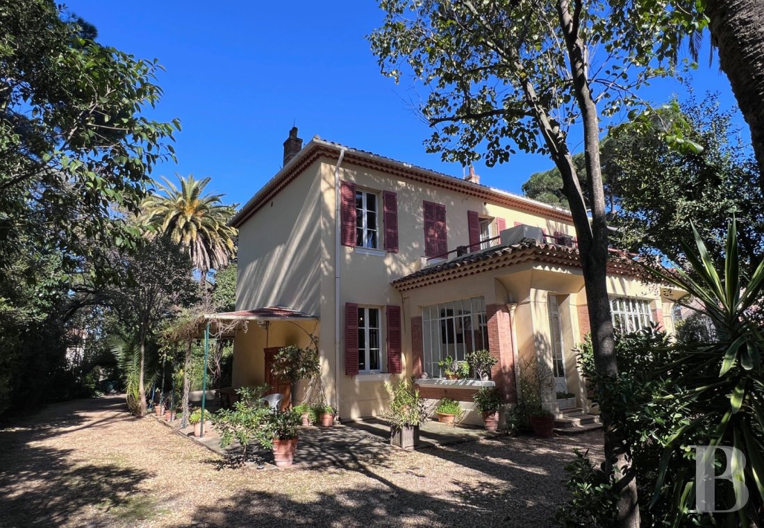 character properties France provence cote dazur   - 1