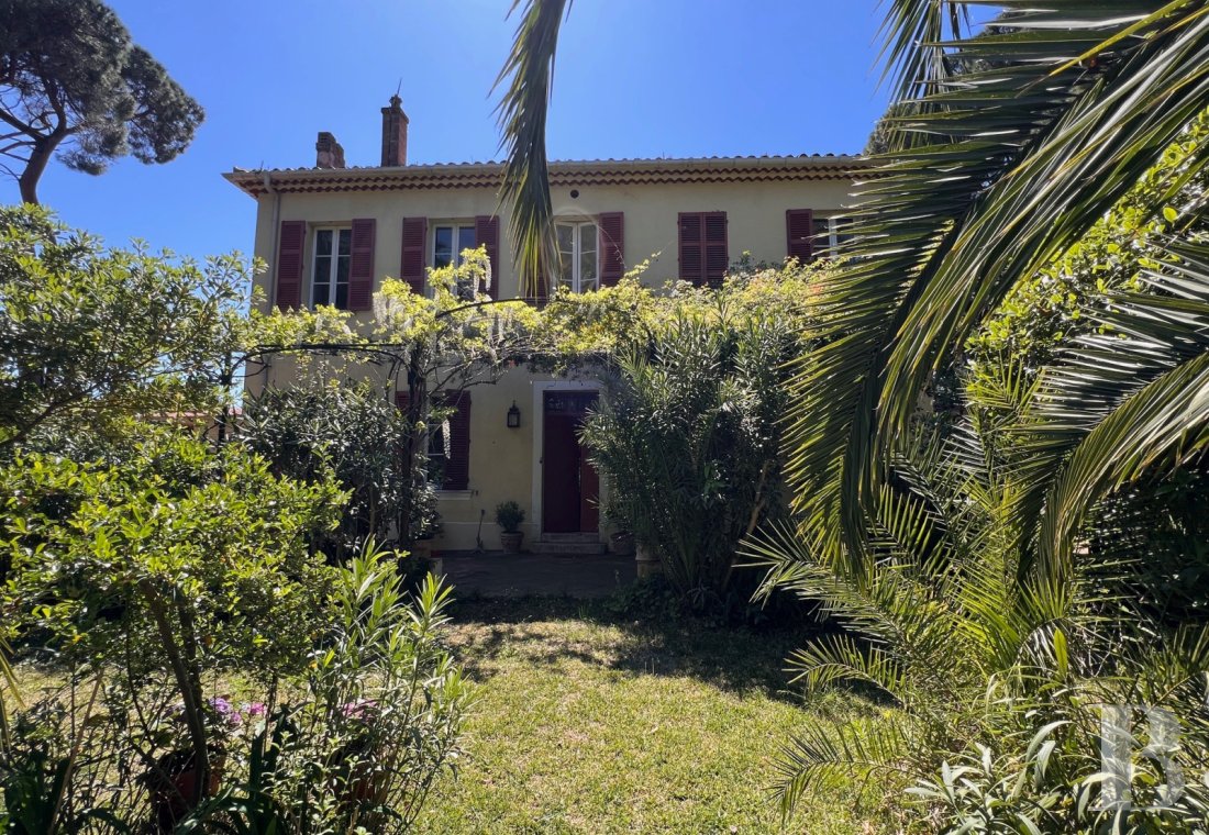 character properties France provence cote dazur   - 2