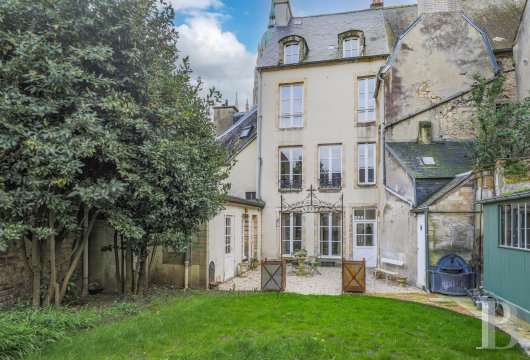lower-normandy - Au centre de Bayeux, à quelques encablures de la cathédrale, une maison de ville du 18e s. et son jardin clos
